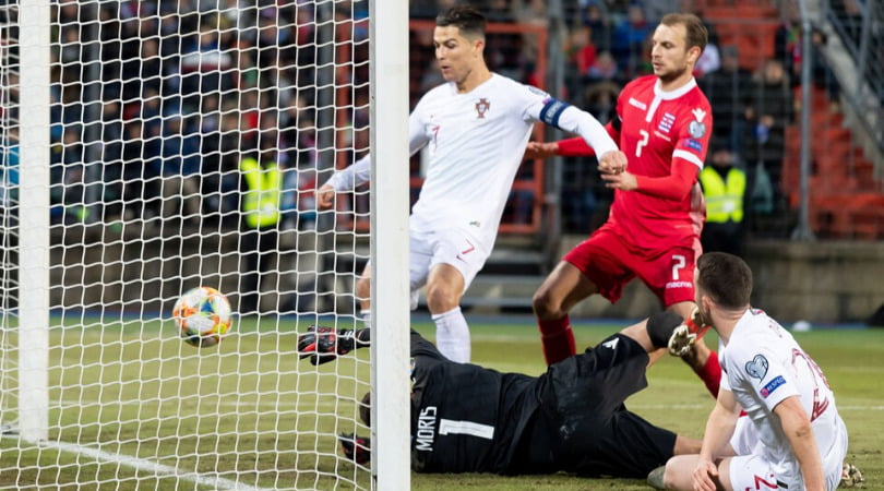 CR7 mencetak gol